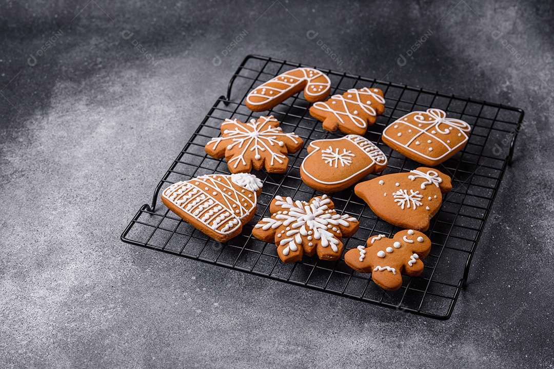 Um pedaço de delicioso rolinho doce de merengue com queijo mascarpone