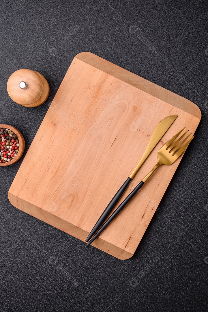 Tábua de corte de madeira retangular vazia em fundo escuro de concreto. Cozinhando em casa