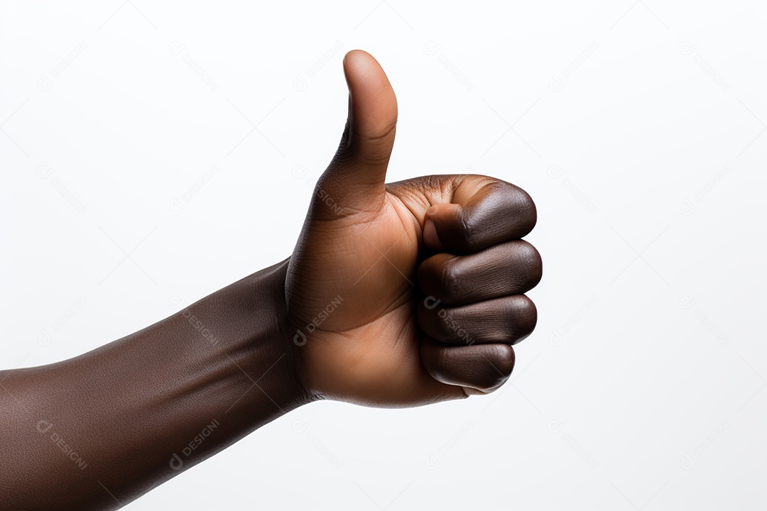 Mão afro-americana com o polegar para cima sobre um fundo branco