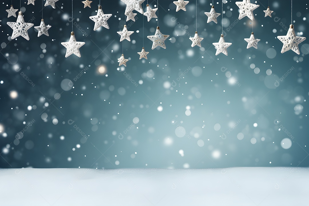 Fundo de Natal com bolas prateadas e flocos de neve sobre fundo vermelho