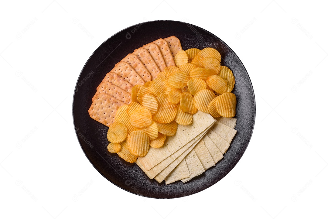 Comida deliciosa sobre prato fundo isolado branco