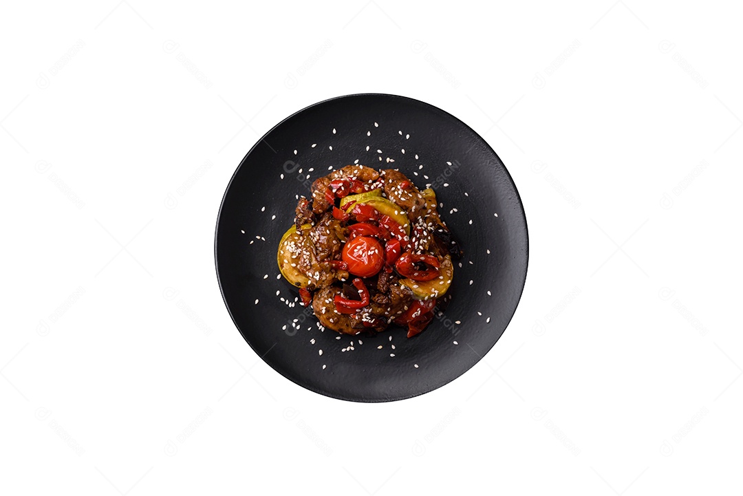 Comida deliciosa sobre prato fundo isolado branco