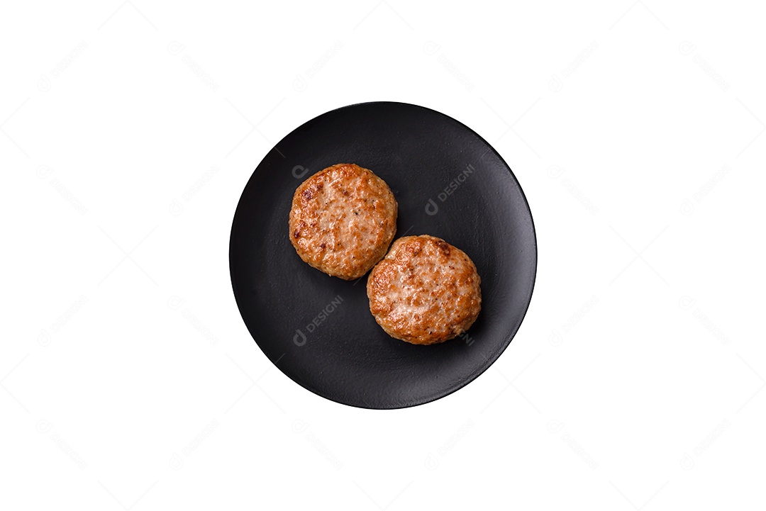 Comida deliciosa sobre prato fundo isolado branco