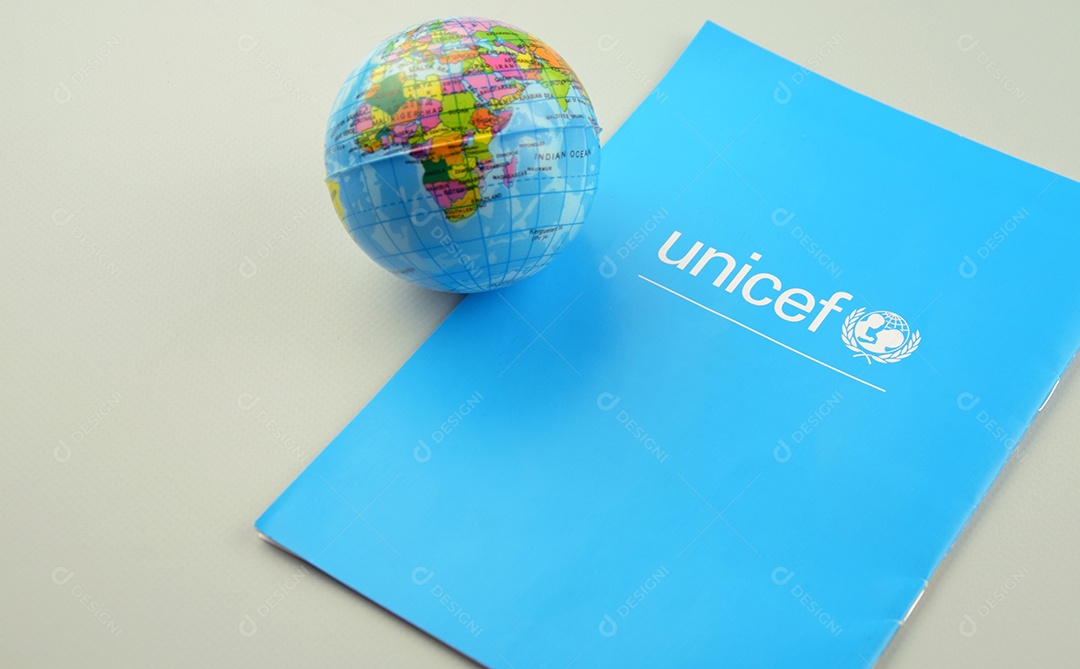 Logotipo da Unicef ​​no folheto e mapa mundo sobre fundo claro