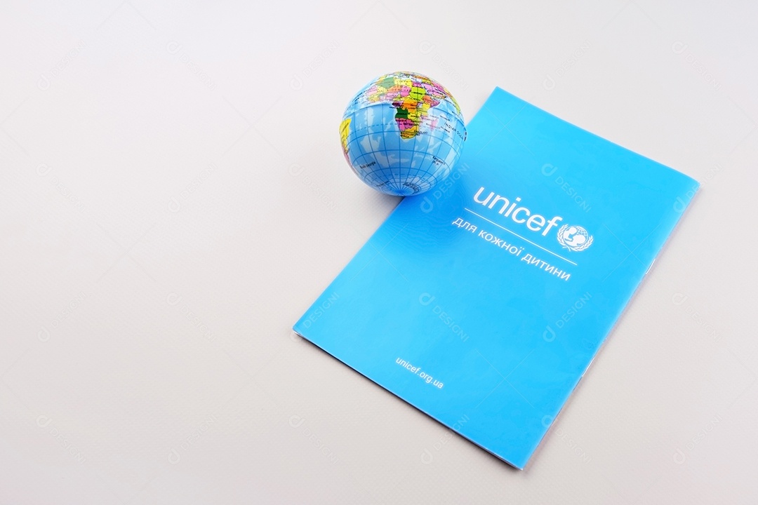 Logotipo da Unicef ​​no folheto e desenho mapa mundo sobre fundo claro