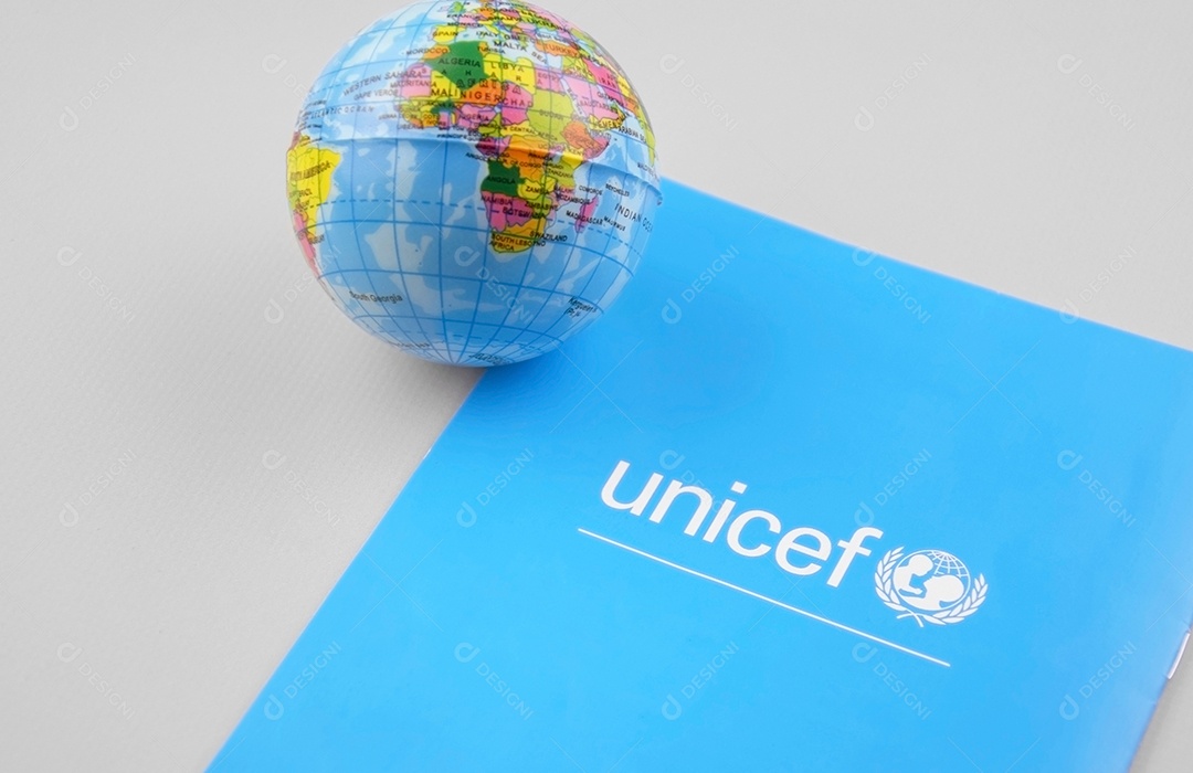 Logotipo da Unicef ​​no folheto e mapa mundo sobre fundo claro