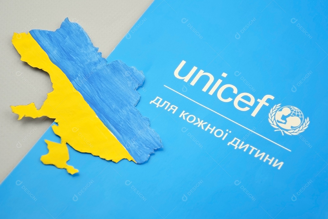 Logotipo da Unicef ​​no folheto e desenho mapa da Ucrânia sobre fundo claro