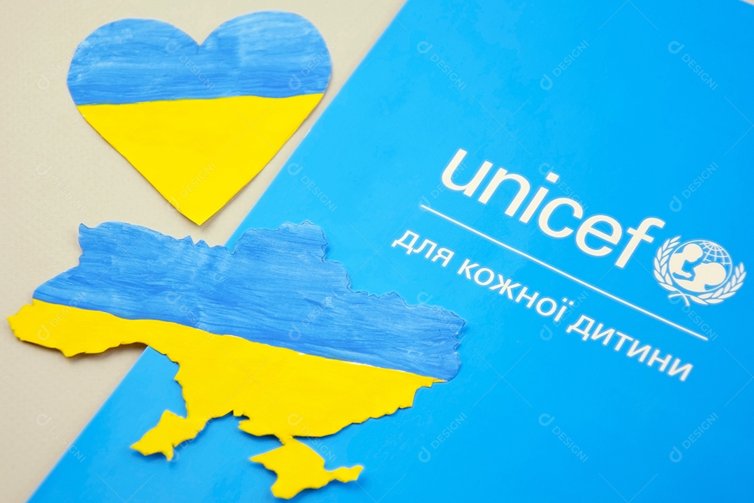 Logotipo da Unicef ​​no folheto e desenho mapa da Ucrânia sobre fundo claro