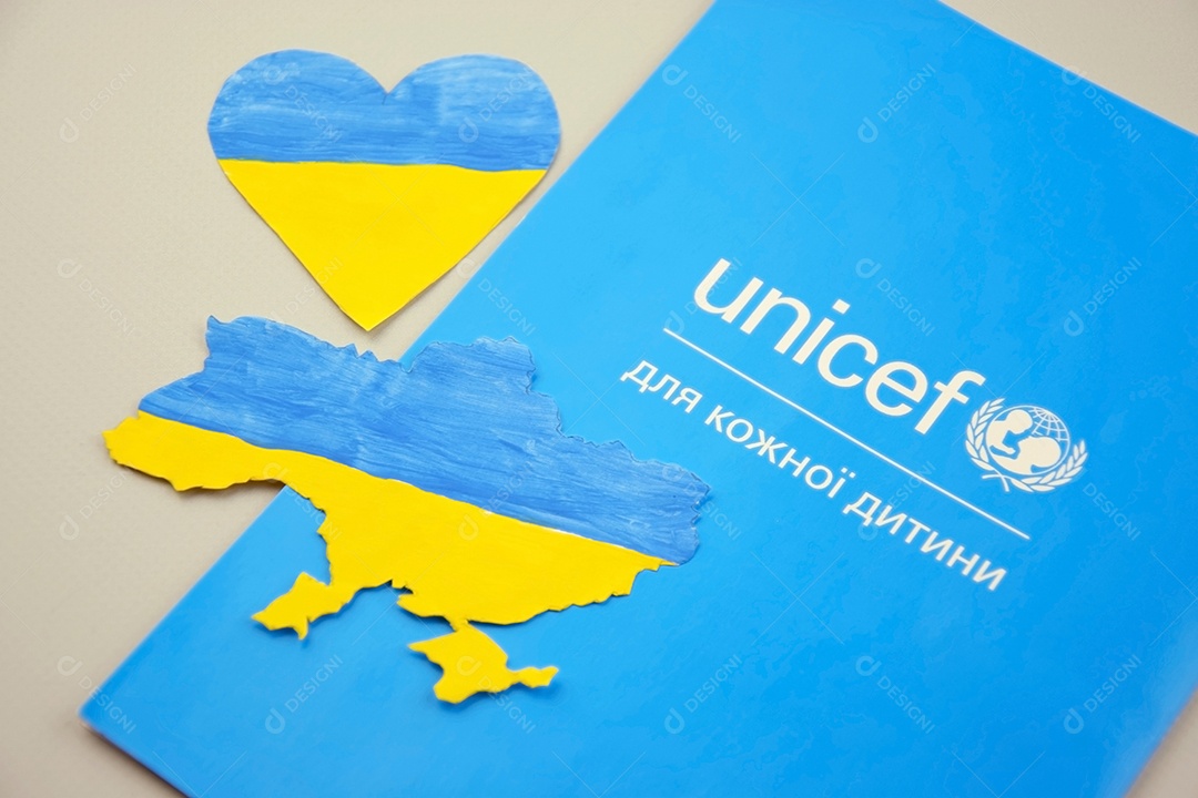 Logotipo da Unicef ​​no folheto e desenho mapa da Ucrânia sobre fundo claro