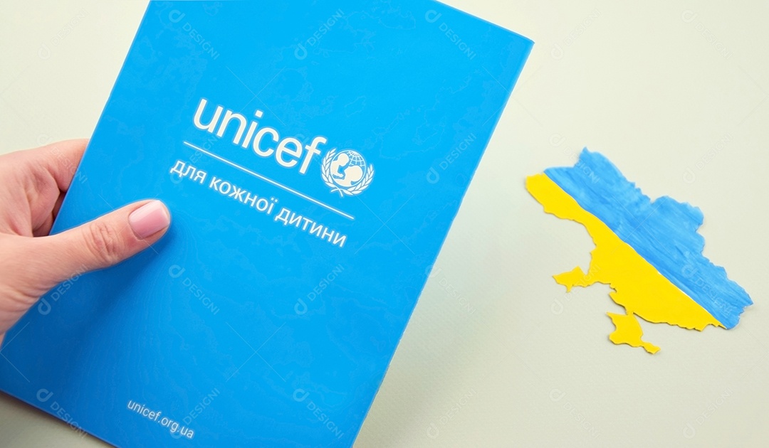 Logotipo da Unicef ​​no folheto e desenho mapa da Ucrânia sobre fundo claro