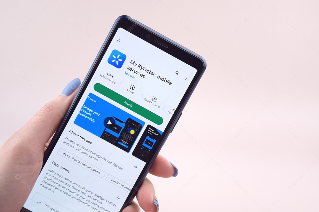 Aplicativo Kyivstar em um smartphone em um fundo claro