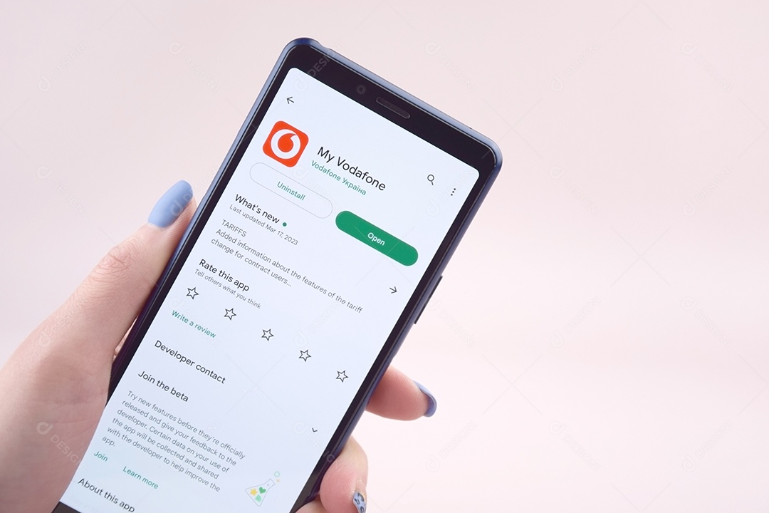 Aplicação Vodafone num smartphone sobre um fundo claro