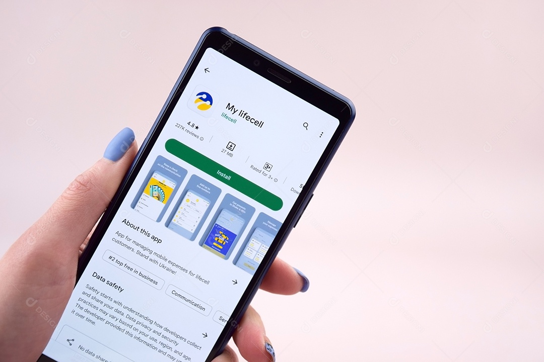Aplicativo Lifecell em um smartphone em um fundo claro