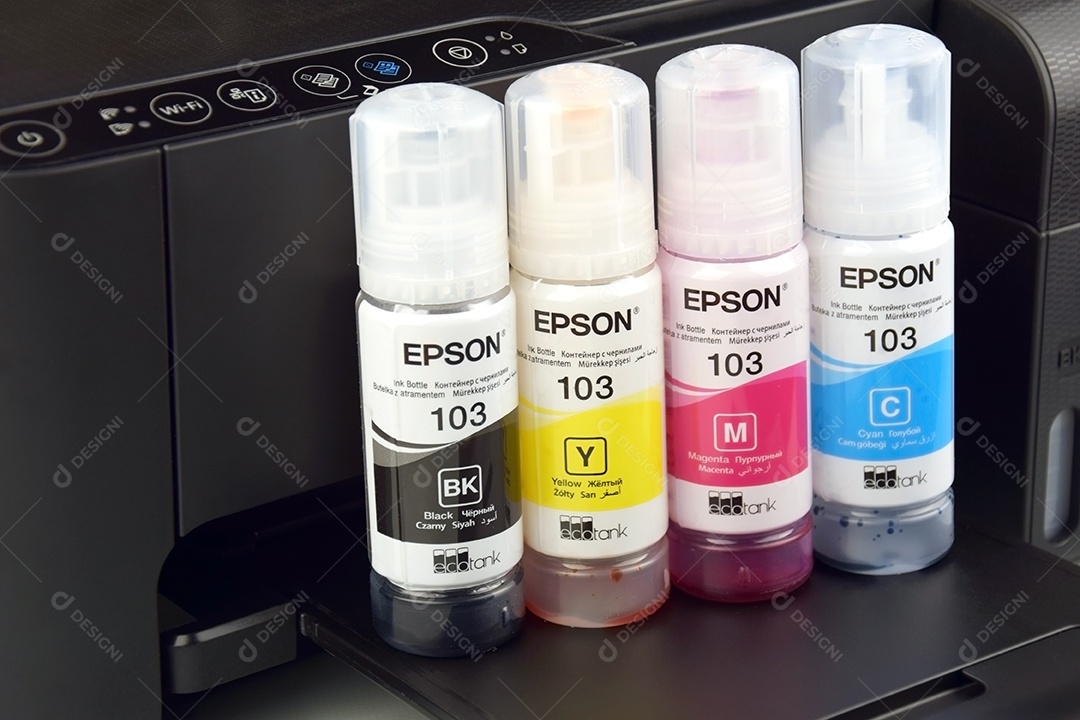 Frascos de tinta Epson de cores variadas em cima de uma impressora
