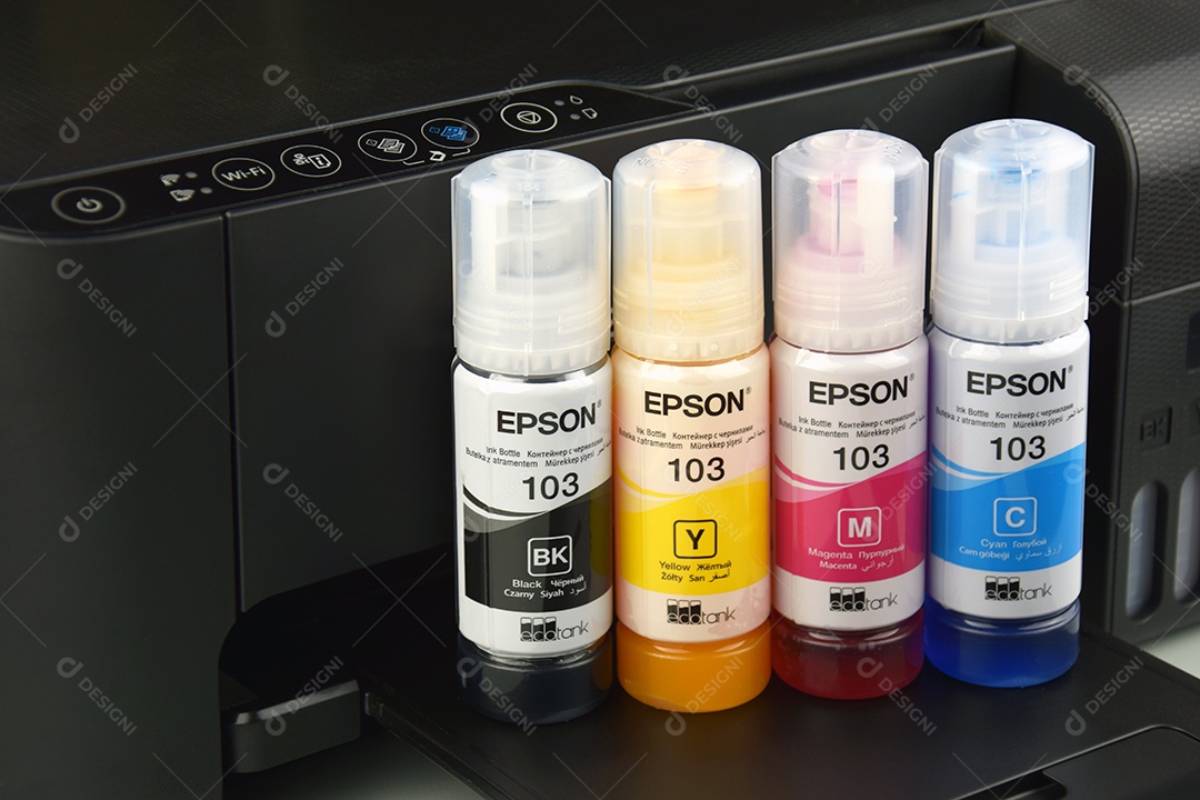 Frascos de tinta Epson de cores variadas em cima de uma impressora