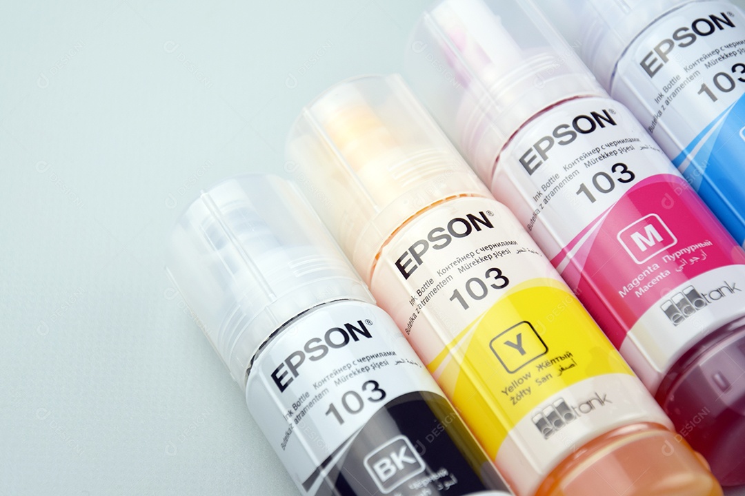 Frascos de tinta Epson de cores variadas sobre fundo claro