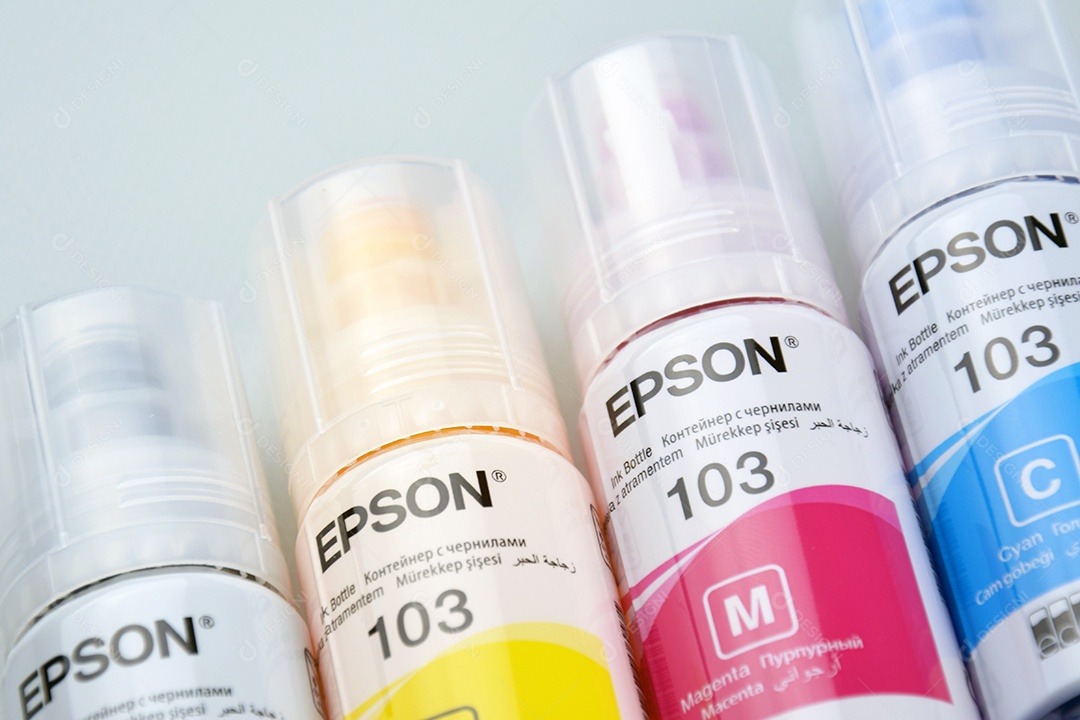 Frascos de tinta Epson de cores variadas sobre fundo claro