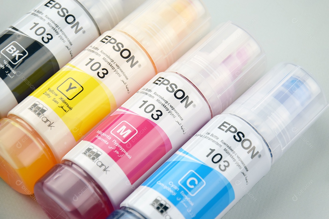 Frascos de tinta Epson de cores variadas sobre fundo claro