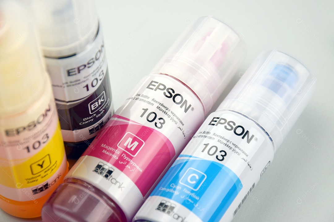 Frascos de tinta Epson de cores variadas sobre fundo claro