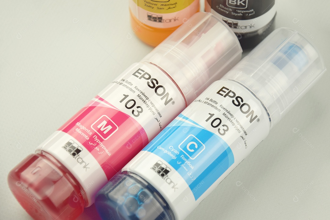 Frascos de tinta Epson de cores variadas sobre fundo claro