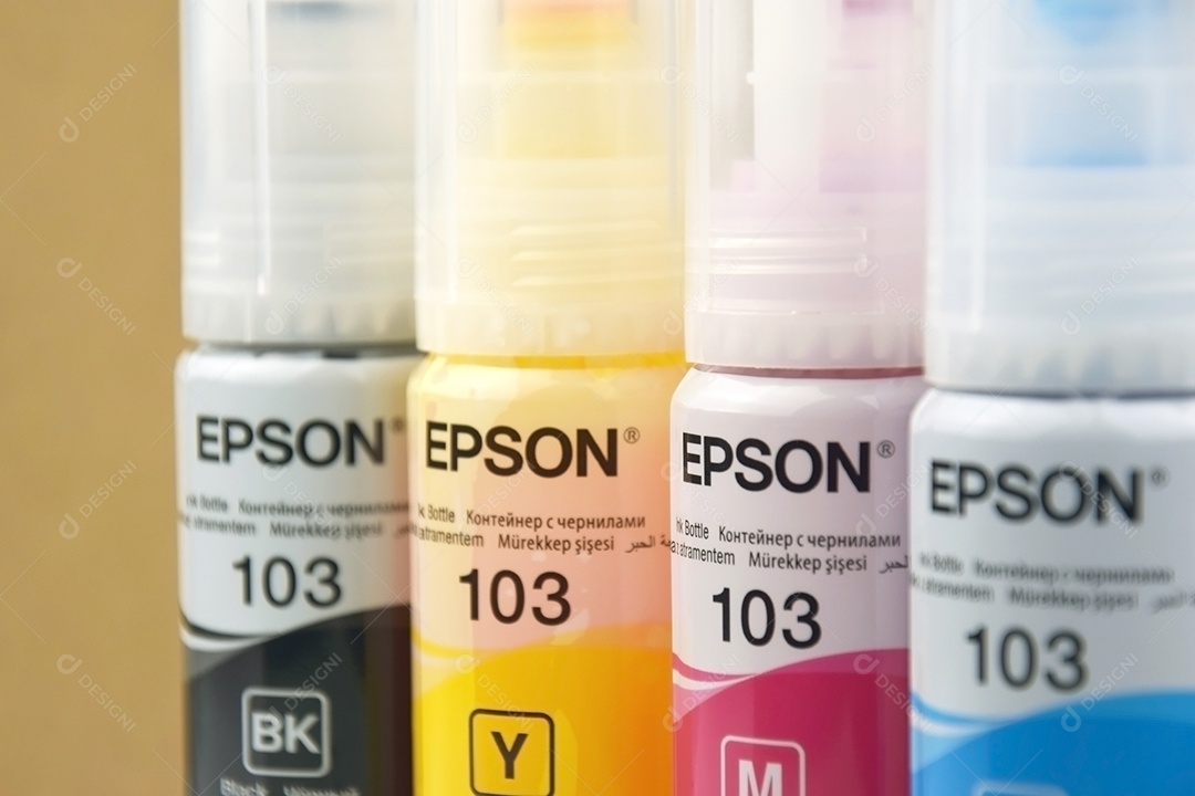 Quatro frascos de tinta Epson amarelo vermelho azul preto sobre fundo claro