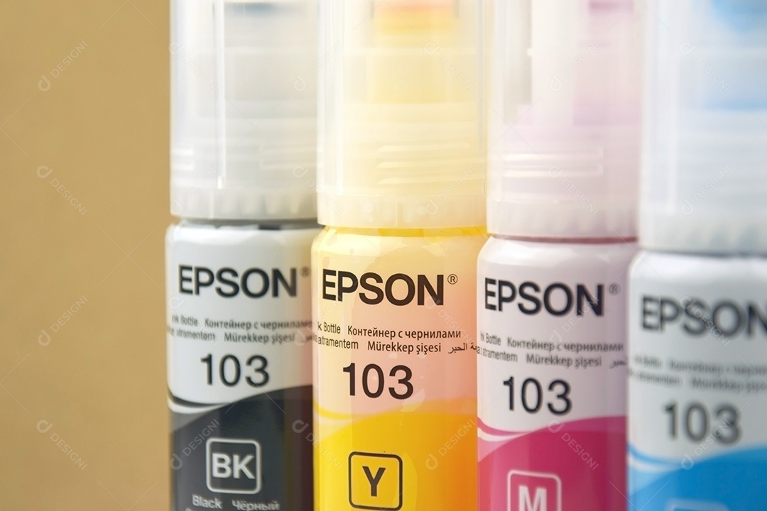 Quatro frascos de tinta Epson amarelo vermelho azul preto sobre fundo claro