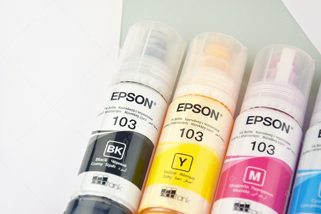 Três frascos de tinta Epson preto amarelo e vermelho integrados á impressora