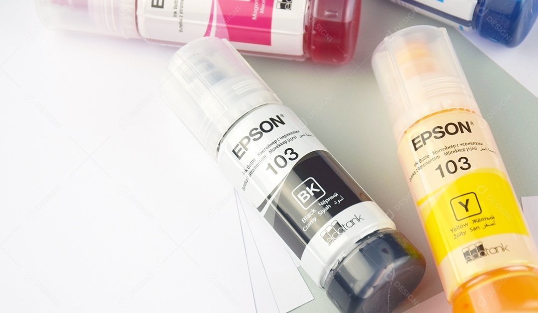 Frascos de tinta Epson de cores variadas sobre fundo claro