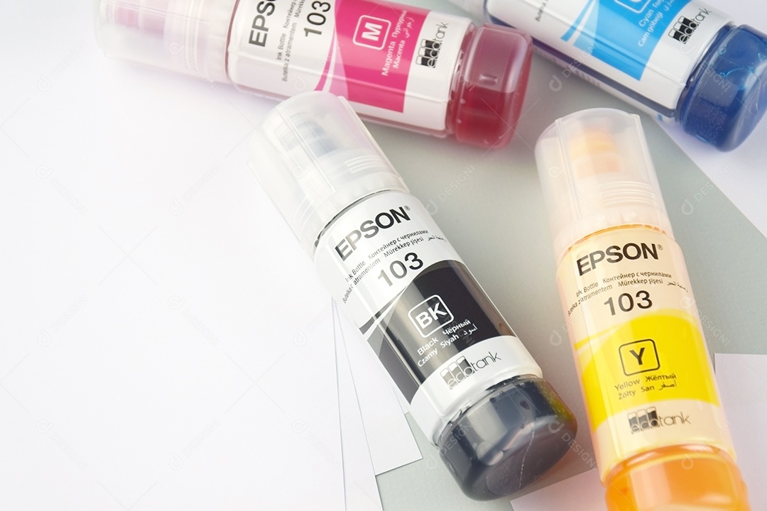 Frascos de tinta Epson de cores variadas sobre fundo claro