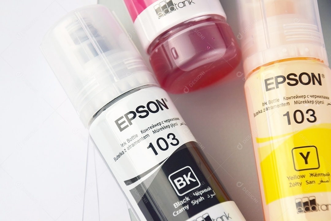 Três frascos de tinta Epson preto amarelo e vermelho integrados á impressora