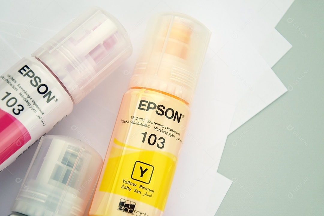 Três frascos de tinta Epson preto amarelo e vermelho integrados á impressora