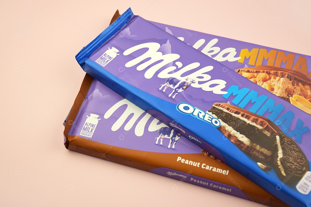 Marca de chocolate Milka com sabores Oreo e caramelo amendoim sobre fundo rosa suave