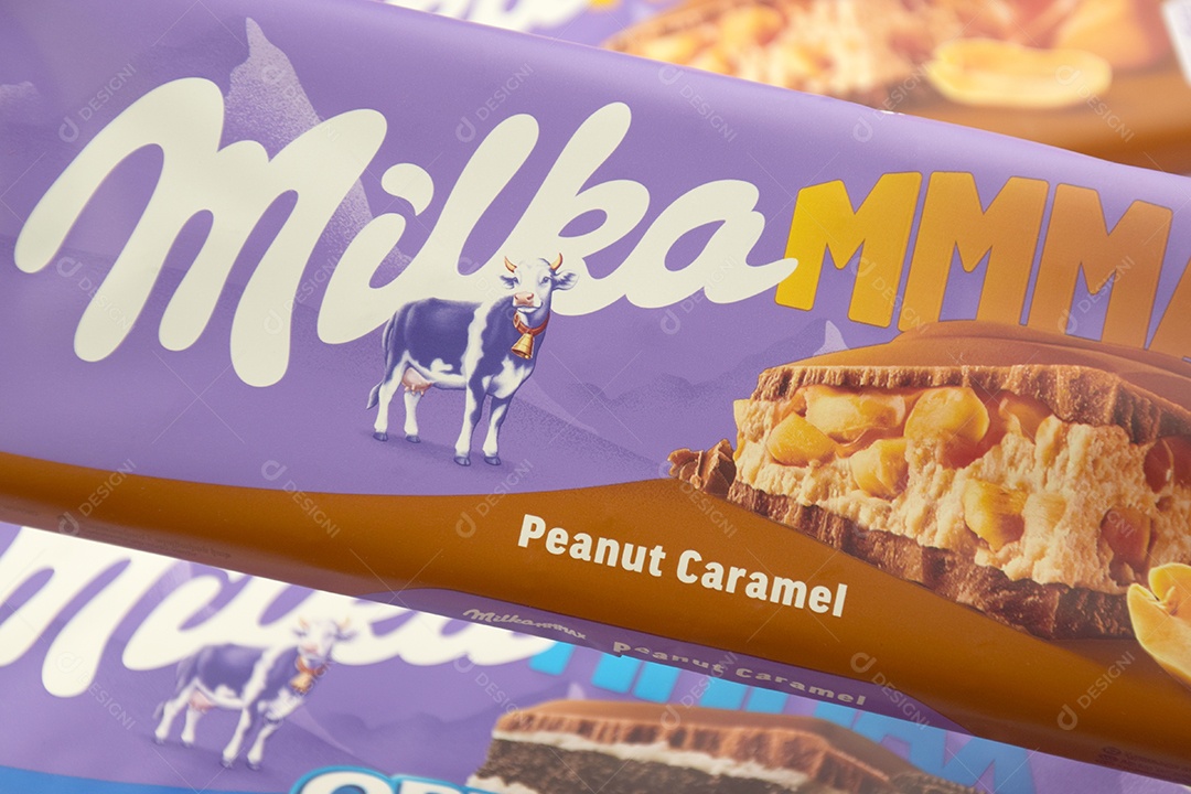 Marca de chocolate Milka com sabor Amendoim e caramelo sobre fundo rosa suave