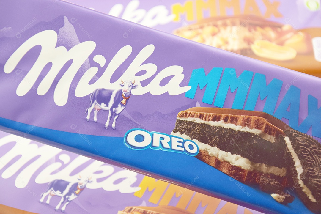 Marca de chocolate Milka com sabor Oreo e caramelo sobre fundo rosa suave