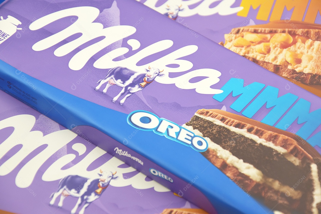 Marca de chocolate Milka com sabor Oreo e caramelo sobre fundo rosa suave