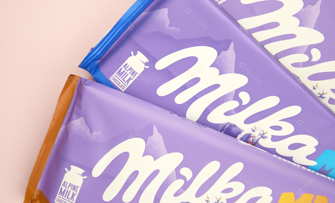 Marca de chocolate Milka sobre fundo rosa suave
