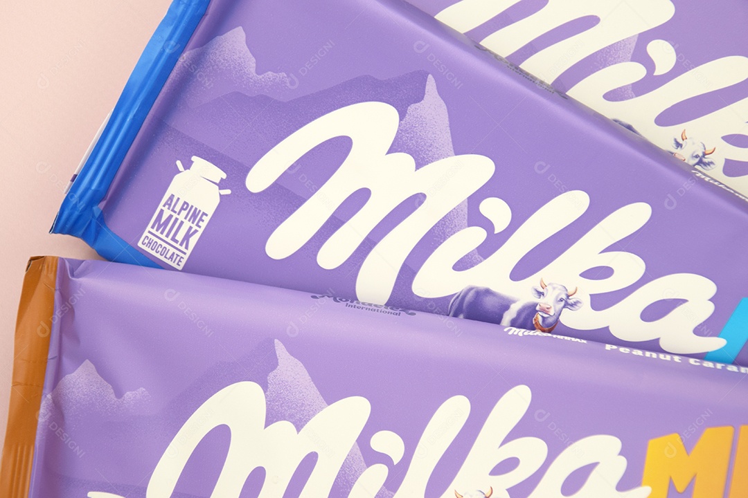 Marca de chocolate Milka sobre fundo rosa suave