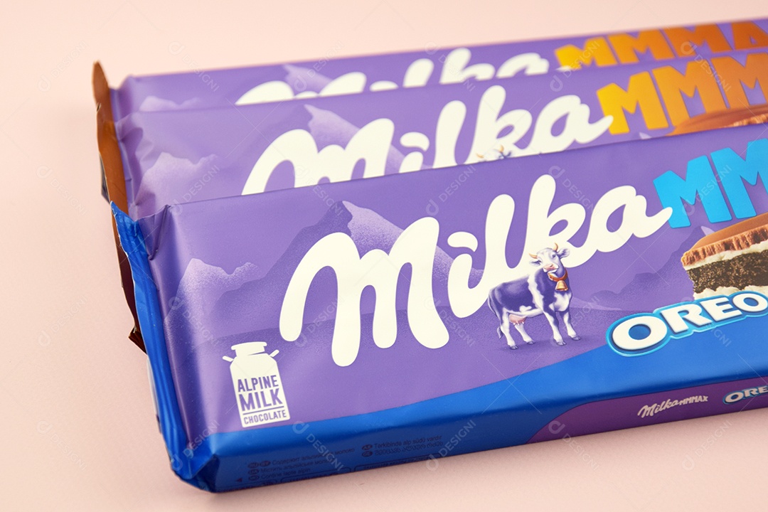 Marca de chocolate Milka com sabor Oreo e caramelo sobre fundo rosa suave