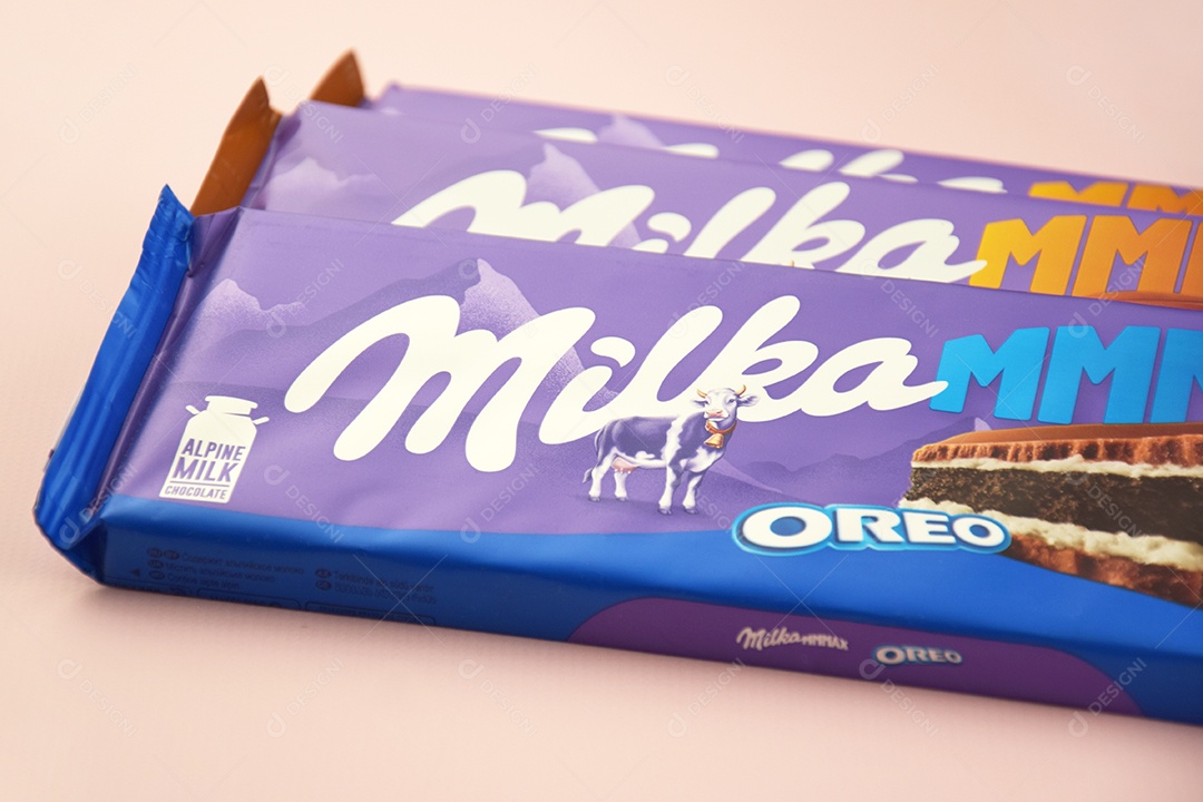Marca de chocolate Milka com sabor Oreo e caramelo sobre fundo rosa suave