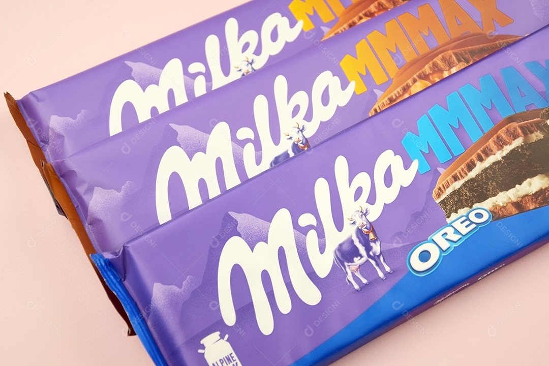 Marca de chocolate Milka com sabor Oreo e caramelo sobre fundo rosa suave