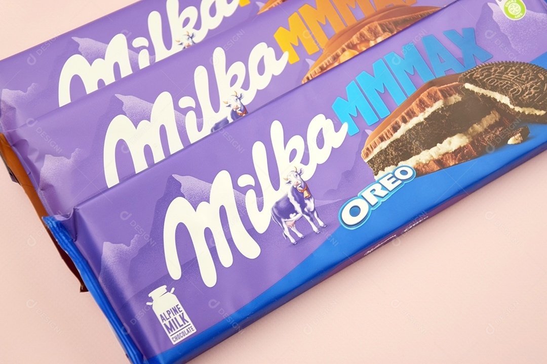 Marca de chocolate Milka com sabor Oreo e caramelo sobre fundo rosa suave