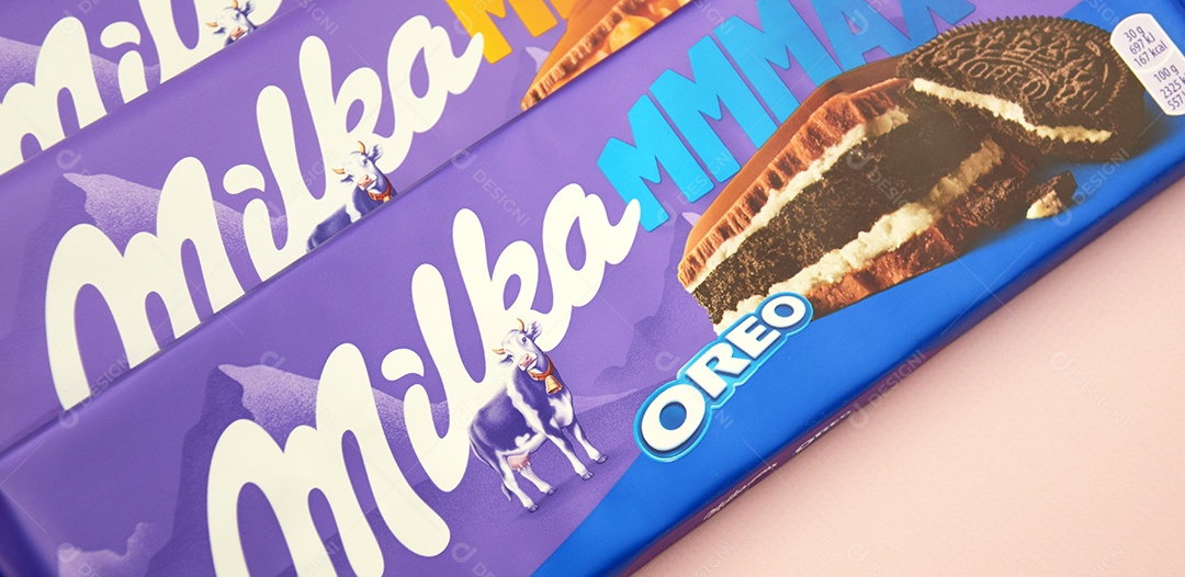 Marca de chocolate Milka com sabor Oreo e caramelo sobre fundo rosa suave