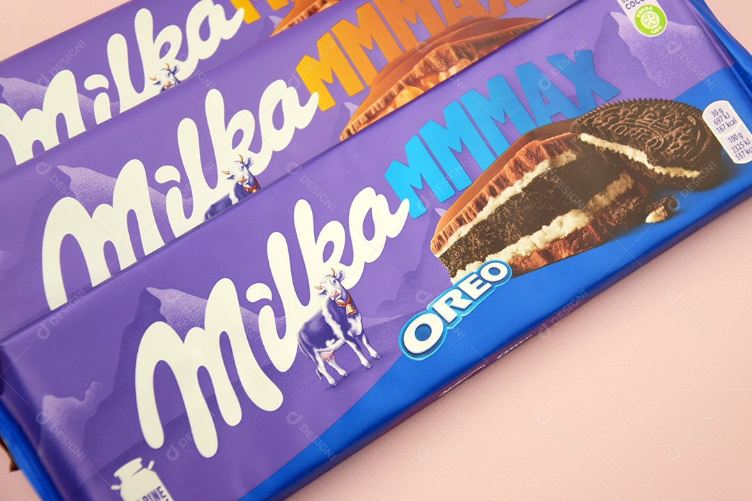 Marca de chocolate Milka com sabor Oreo e caramelo sobre fundo rosa suave