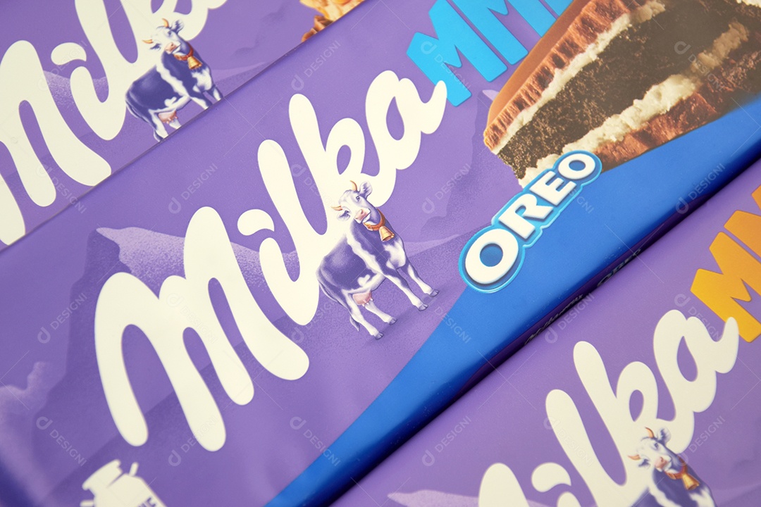 Marca de chocolate Milka com sabor Oreo e caramelo sobre fundo rosa suave