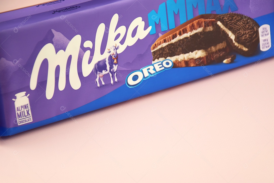 Marca de chocolate Milka com sabor Oreo e caramelo sobre fundo rosa suave