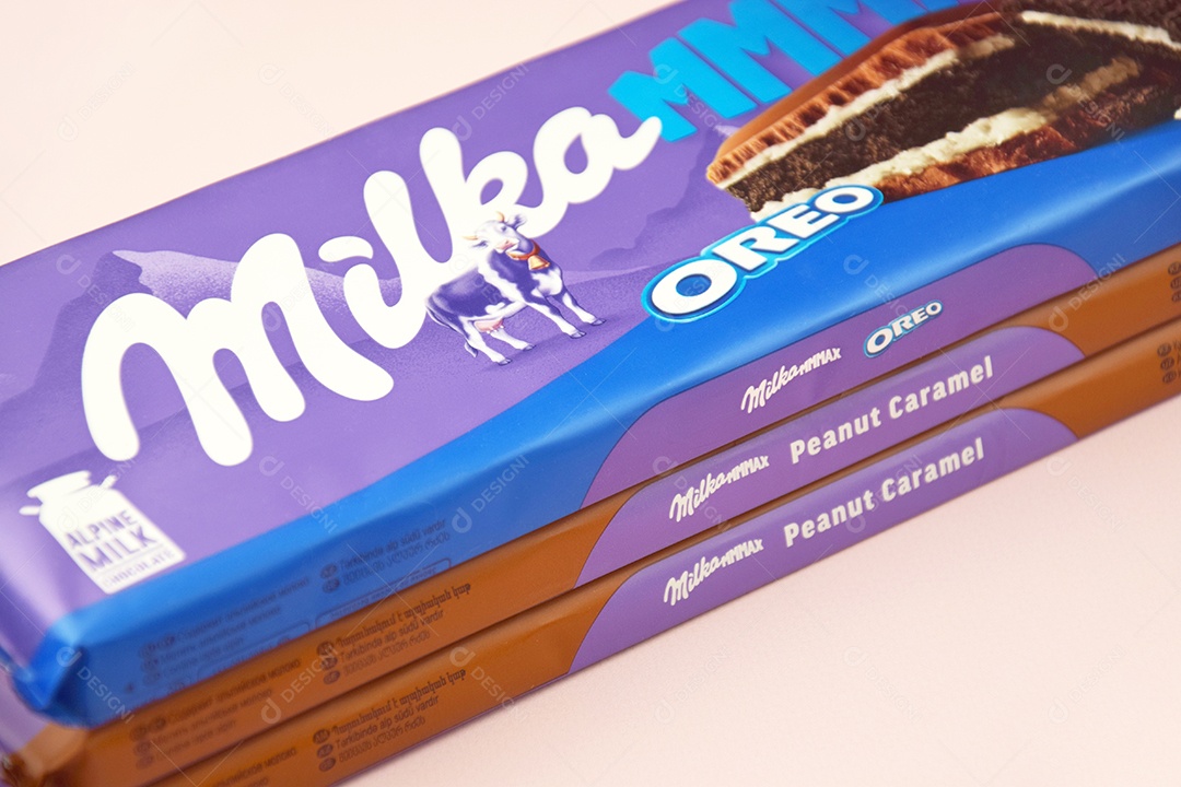 Marca de chocolate Milka com sabor Oreo e caramelo sobre fundo rosa suave