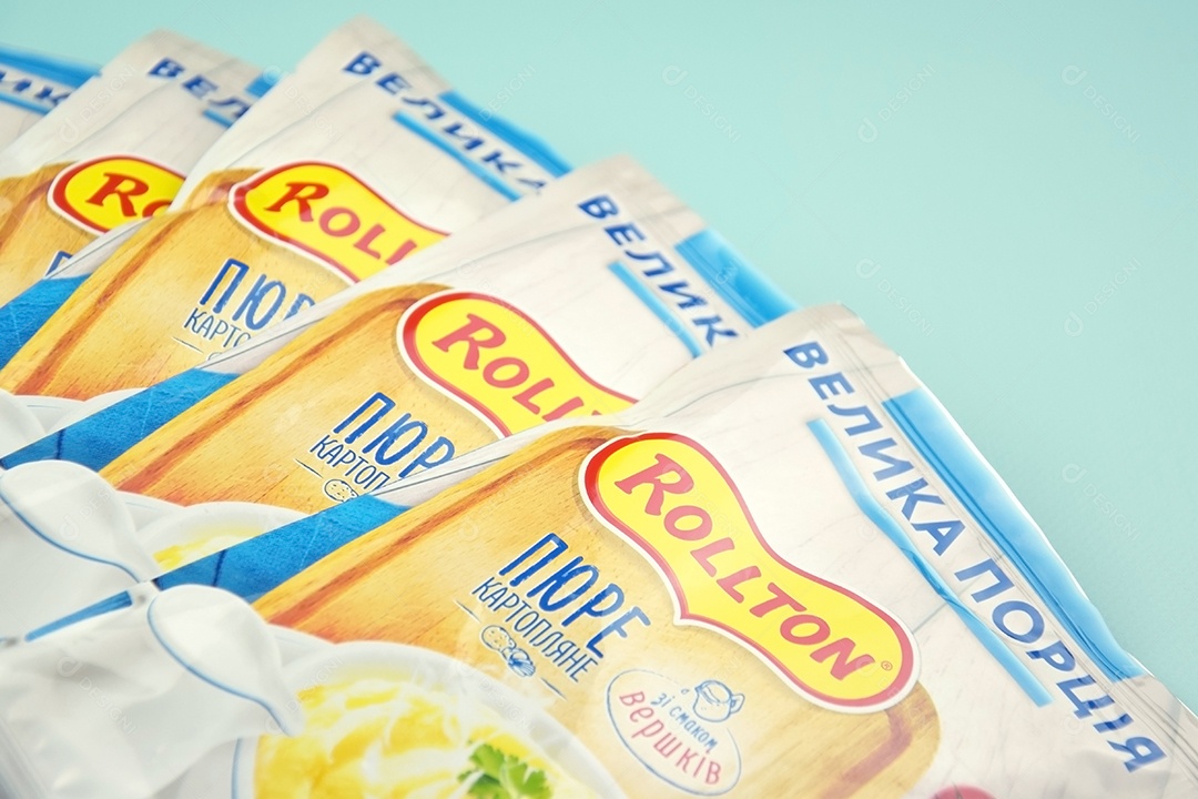 Purê de batata instantâneo Rollton em um fundo azul