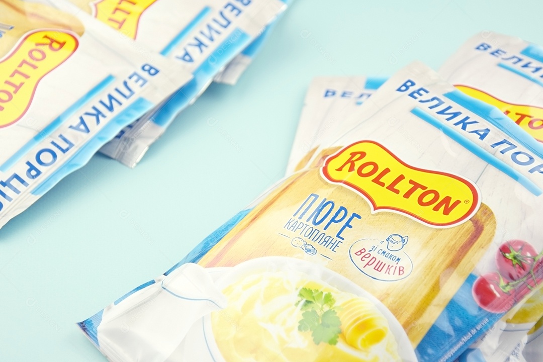 Purê de batata instantâneo Rollton em um fundo azul