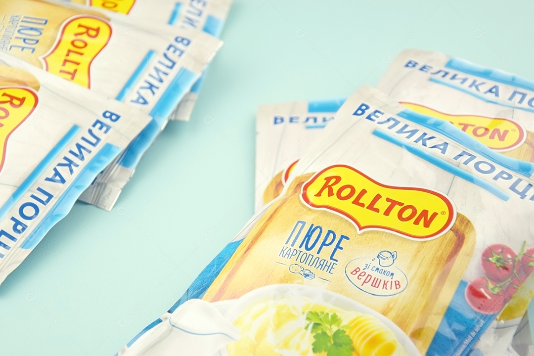 Pacotes de purê de batata instantâneo Rollton em um fundo azul