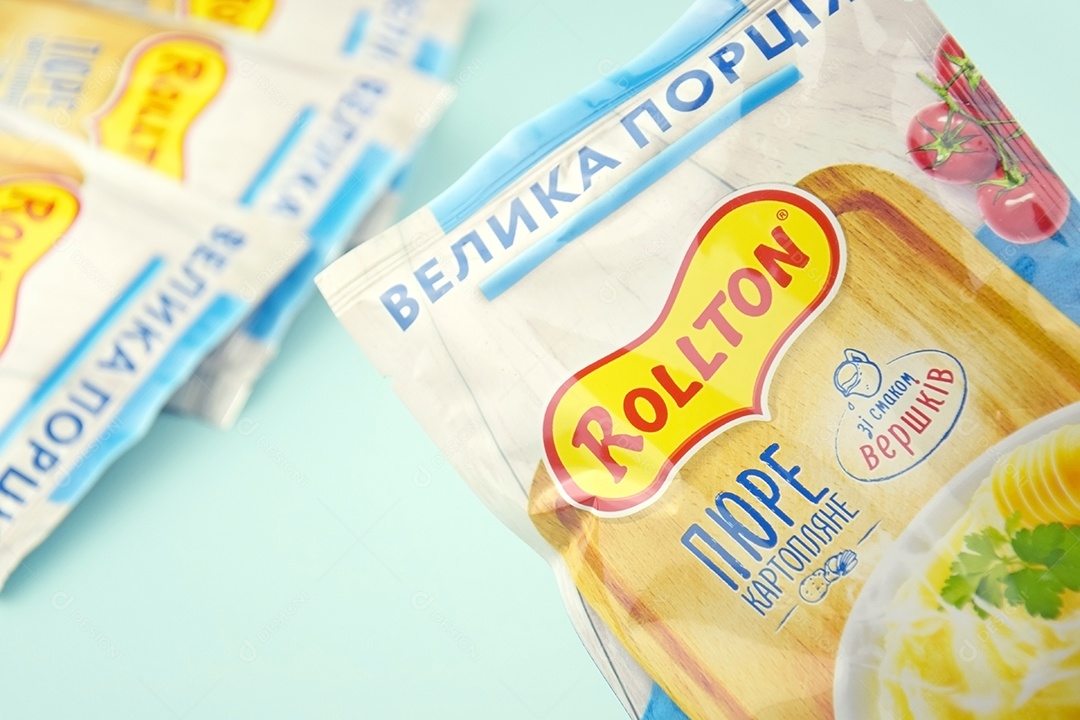 Pacotes de purê de batata instantâneo Rollton em um fundo azul